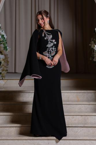 فستان سهرة باللون الأسود بتصميم انسيابي يبرز القوام LD0027