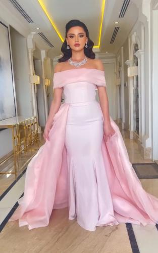 فستان وردي مميز مع ذيل اورجنزا