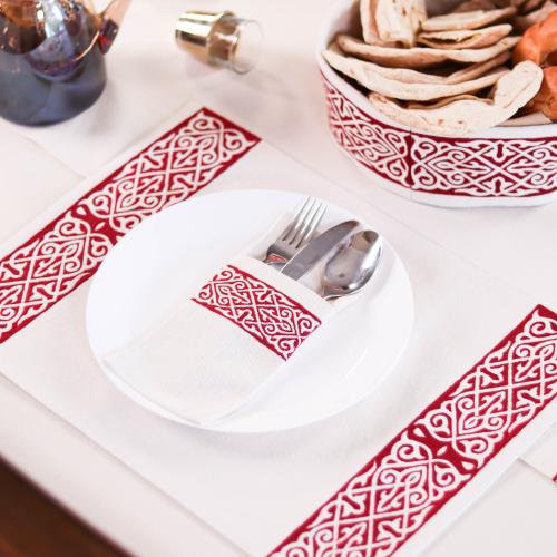 طراز شرقي أحمر