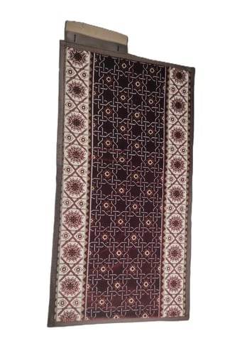 سجادة صلاة نقشة اسلامية لون عنابي سهلة التصفيط سجا...