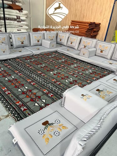 جلسة مطرزة قماش ابيض نقشة مزهرية