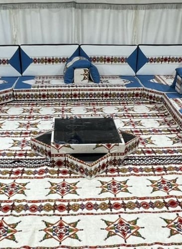 طاولة سداسية