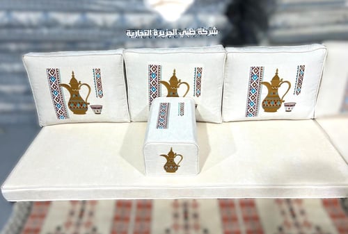 جلسة مطرزة نقشة الدلة والفنجان