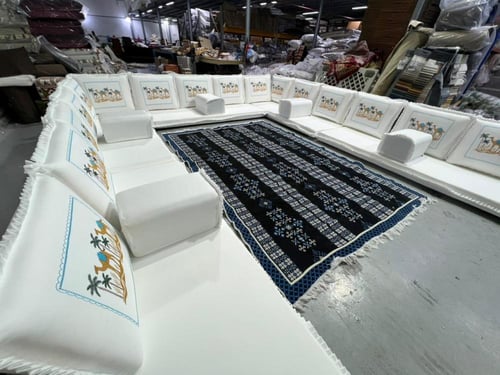 جلسة مطرزة قماش ابيض نقشة مزهرية