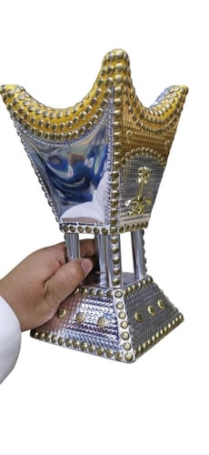 مبخرة معدنية مزخرفة بالرموز السعودية التقليدية.