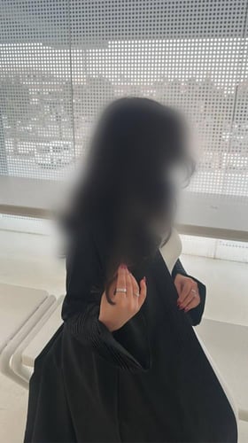 عباية رنيم – رقي ناعم بلون كحلي فخم