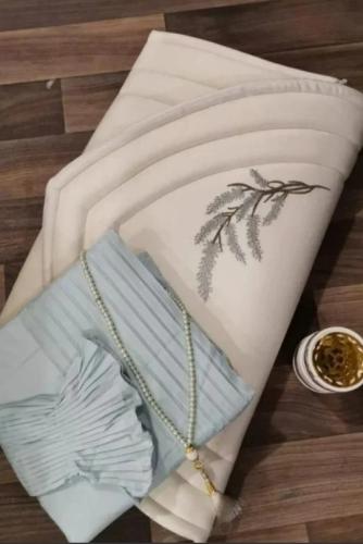 طقم صلاة فاخر – شرشف وسجادة مطرزة مع مسبحة ومبخره...