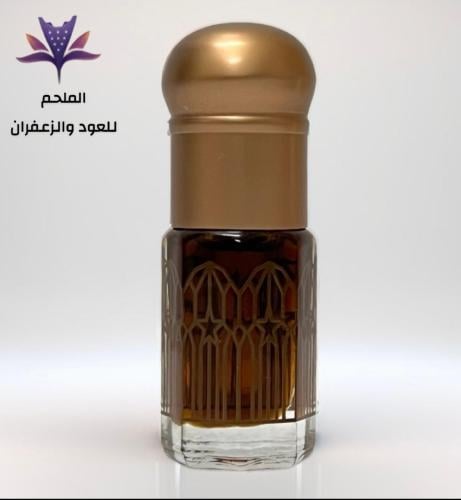 The Burmese oud oil, aged, imposes its presence from the first whiff