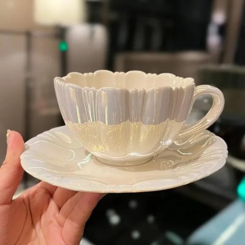 كوب قهوة بتصميم بتلة اللؤلؤ