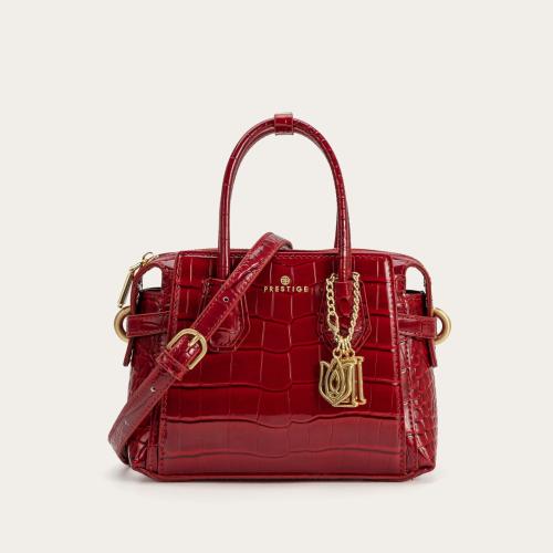 شنطة نسائية باللون الأحمر