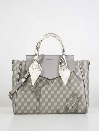 شنطة نسائية بمقاس كبير بلون فضي