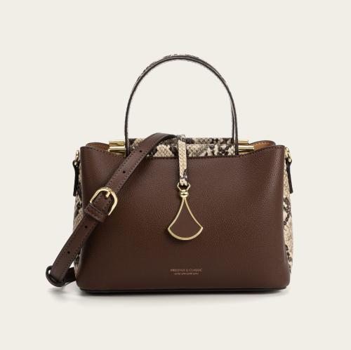 شنطة نسائية بمقاس صغير بلون كوفي