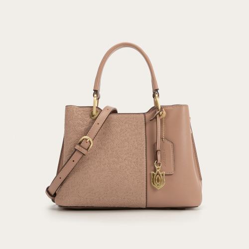 شنطة نسائية بمقاس متوسط باللون الوردي