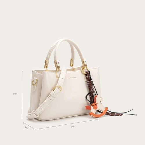 شنطة نسائية باللون البيج