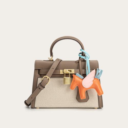 شنطة نسائية مقاس صغير باللون الرمادي