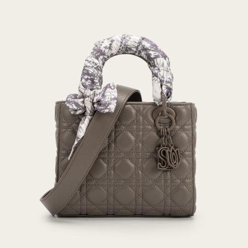 شنطة نسائية أنيقة باللون الرمادي