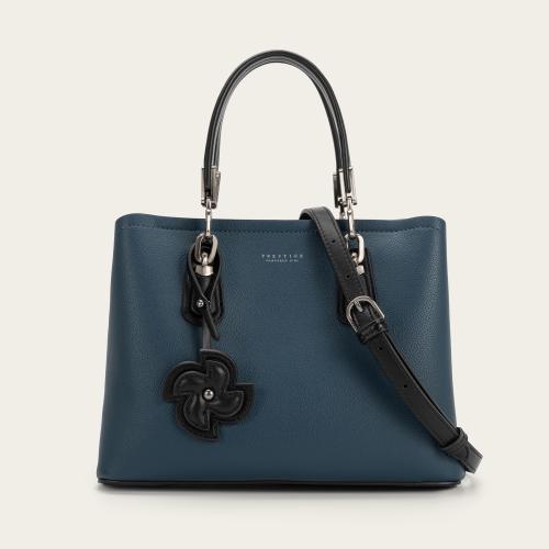 شنطة نسائية باللون الأزرق