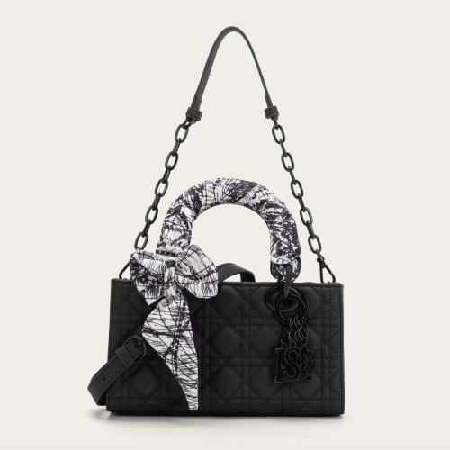 شنطة نسائية أنيقة بلون أسود