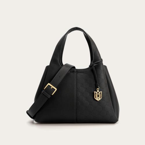 شنطة نسائية بمقاس متوسط بلون أسود