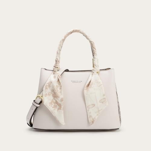 شنطة نسائية باللون البيج