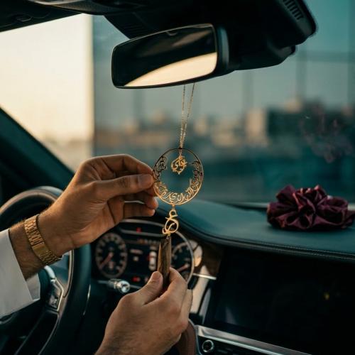 تعليقة سيارة باسم من تحب مطلية بماء الذهب