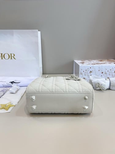 شنط ديور ( اوف وايت مطفي ) Dior bag