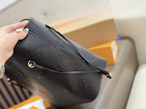 LV bag ( اسود ) شنطة لويس فيتون