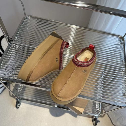 حذاء UGG