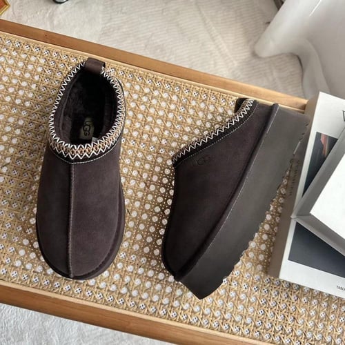 حذاء UGG