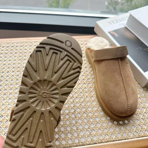 حذاء UGG