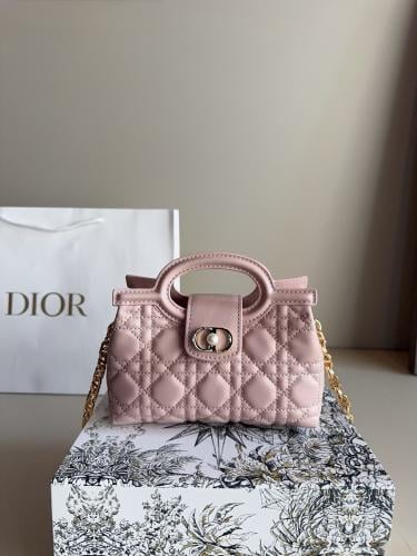 حقيبة ديور ( وردي) Dior Montiaingne bag