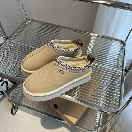 حذاء UGG