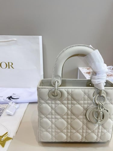 شنط ديور ( اوف وايت مطفي ) Dior bag