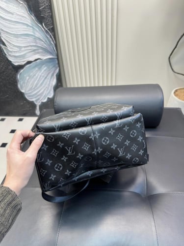حقيبة الظهر ( اسود ) LV bag