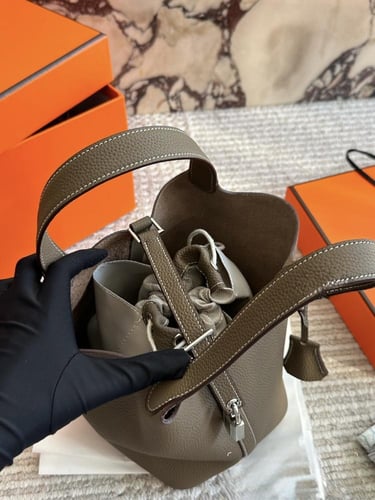 Hermes bucket bags حقيبة دلو هرمز (كاكي غامق)