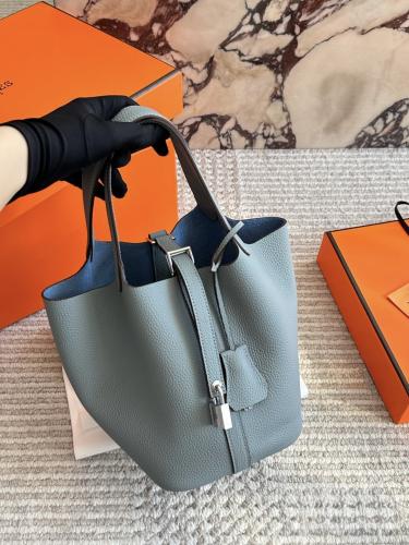 Hermes bucket bags حقيبة دلو هرمز (سماوي )