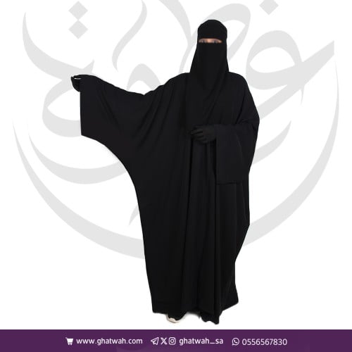 عباية كتف المصممة زرار من الأمام