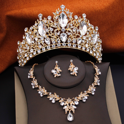 قلادة وحلق و التاج الملكي