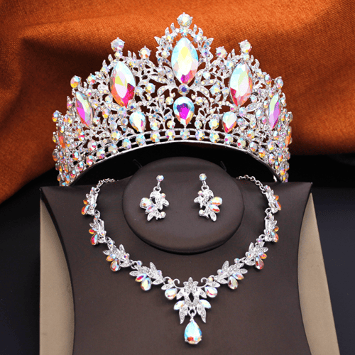 قلادة وحلق و التاج الملكي