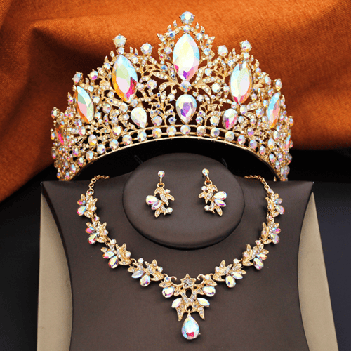 قلادة وحلق و التاج الملكي