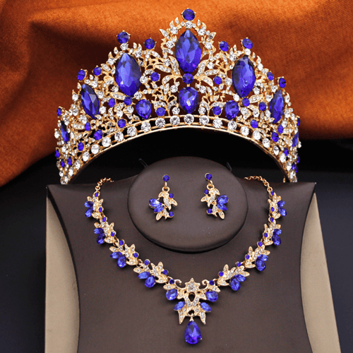 قلادة وحلق و التاج الملكي