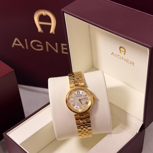 ساعة أقنر نسائي