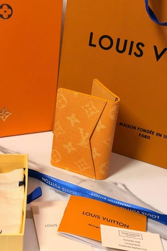 محافظ بطاقات لويس فيتون