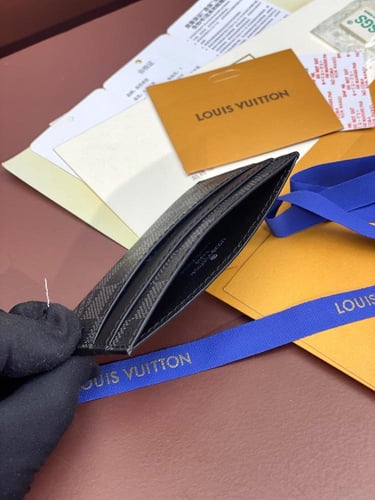 محافظ بطاقات لويس فيتون