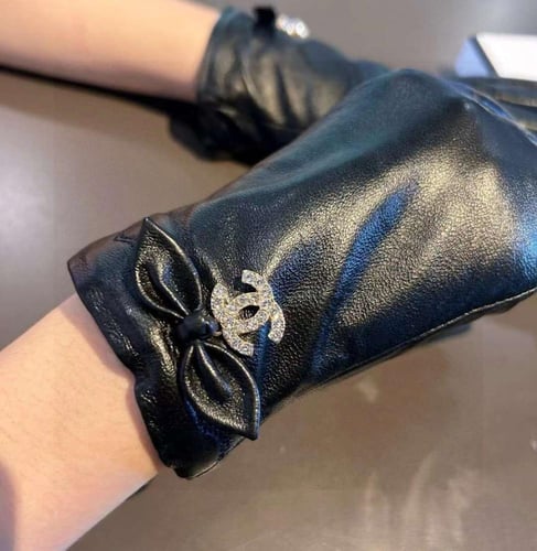 قفاز ماركة شانيل