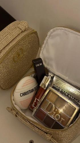 شنطه ديور الذهبي مع مكياج