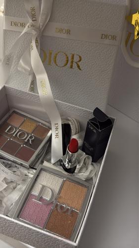 Box Dior شامل ملحقات