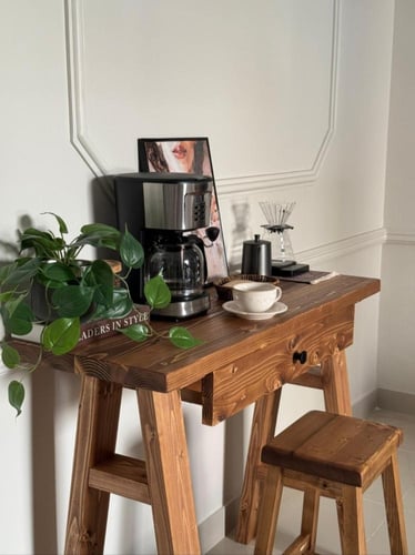 ركن قهوة ريفي متكامل مع كرسي خشبي.
