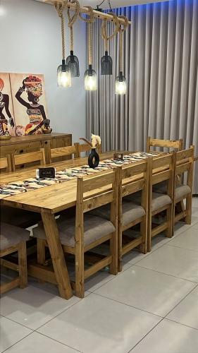 طاولة طعام ملكية ريفية - خشب طبيعي (10 أشخاص)