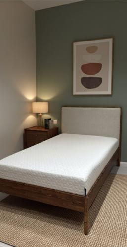 سرير "هناء" الريفي - خشب طبيعي نفر وربع (120×205 س...